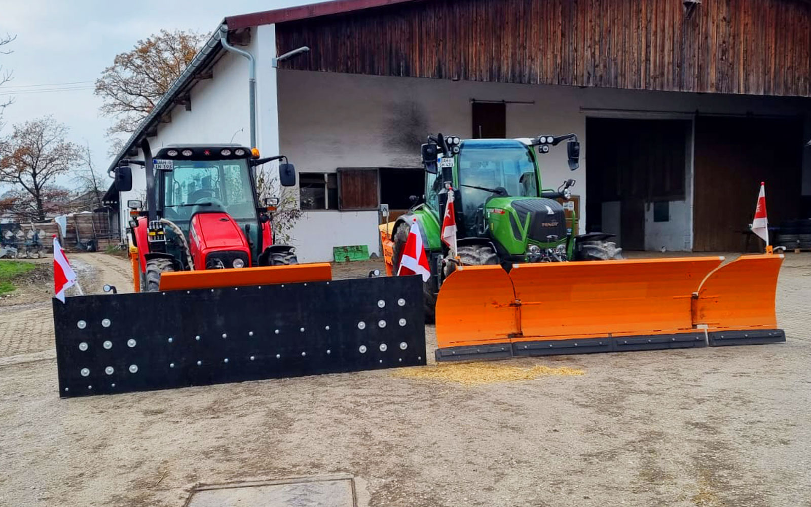 Mit unserer professionellen Ausstattung sind wir bei StroMa Dienstleistungen in Sachen Winterdienst, Grünflächenpflege und Garten-/Landschaftsbau für unsere Kunden im Raum Dachau, Freising und München unterwegs. StroMa Dienstleistungen im Landkreis Dachau verfügt über hofeigene Fahrzeuge und Traktoren.