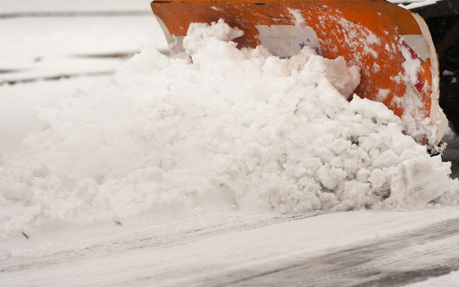 Wir räumen Ihre Straßen und Gehwege bei Wintereinbruch mit unseren hofeigenen Fahrzeugen und und befreien sämtliche Verkehrsflächen von hohen Schneedecken. Mit dem eigenen Schneepflug fährt die Flotte von StroMa Dienstleistungen zuverlässig über alle Verkehrswege.